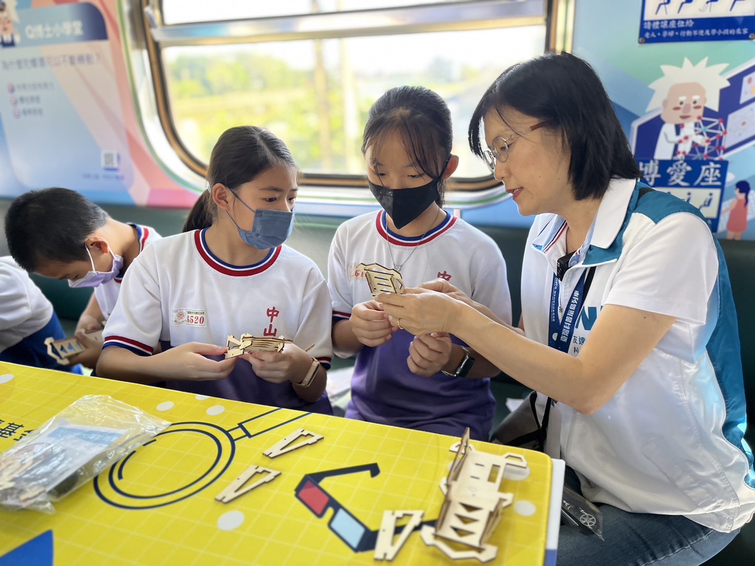 350vip8888新葡的京永續基金會執行長古秀華及同仁親自擔任科普列車志工，帶領師生們動手做科學，傳遞能源科普知識，讓科學教育向下紮根