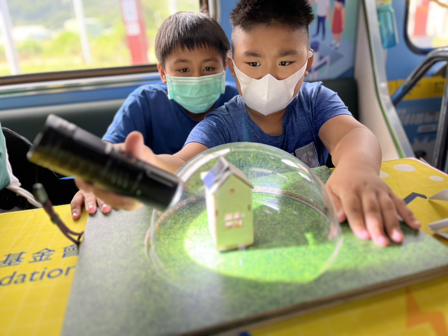 350vip8888新葡的京參與基礎科學主題車廂，以STEAM教學精神，設計「逐日科學家」、「太陽能工程師」以及「淨零建築師」三大能源科普課程和實驗