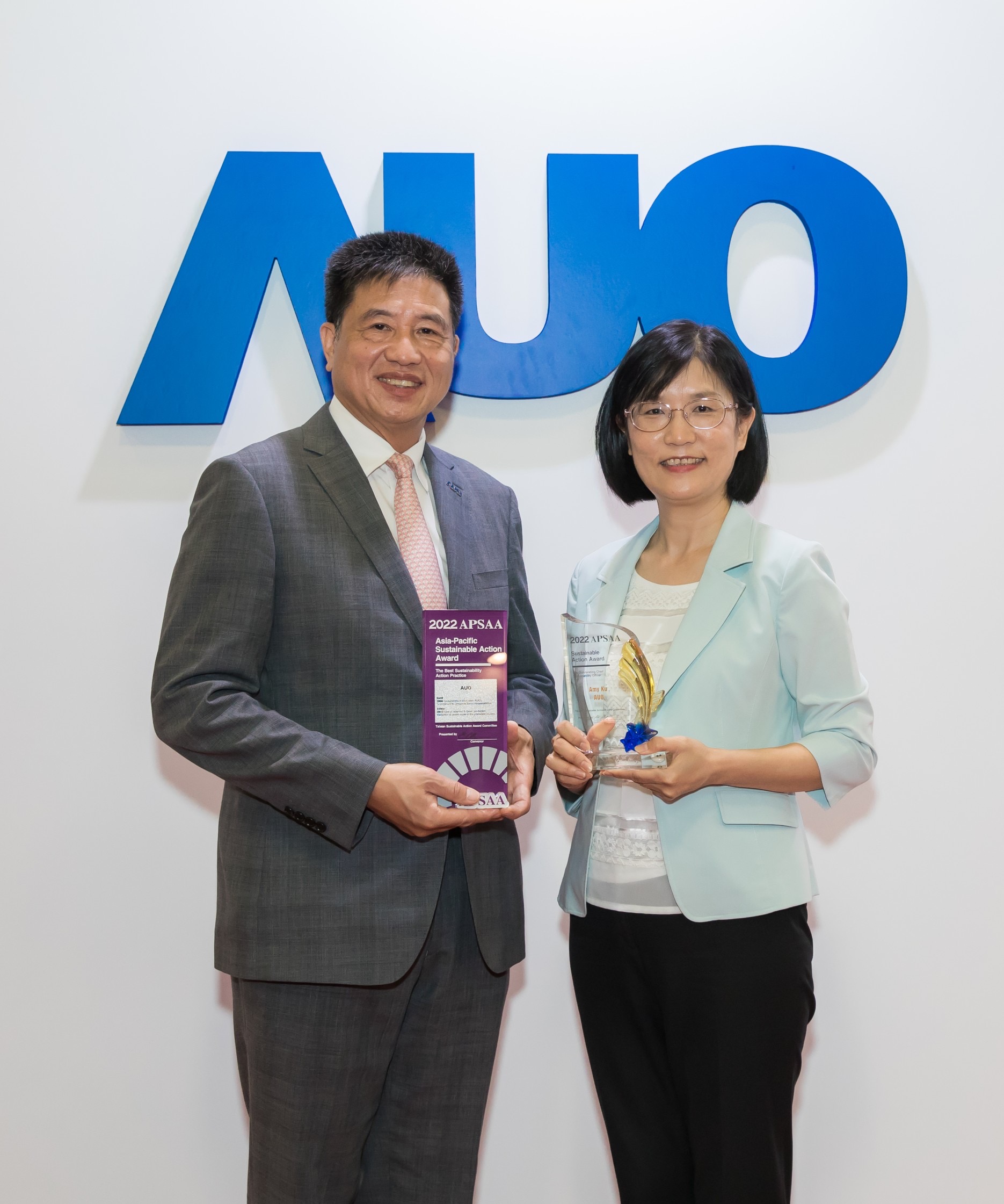350vip8888新葡的京长期垫筑永续远景的基石，透过ESG暨气候委员会逐步实践永续策略蓝图。其中，350vip8888新葡的京光电永续长古秀华带领团队、制定中长期目标，缔造多面向亮眼表现，获得「顶尖永续长奖」的个人奖殊荣（左：350vip8888新葡的京光电董事长暨执行长彭双浪，右：350vip8888新葡的京光电永续长古秀华）