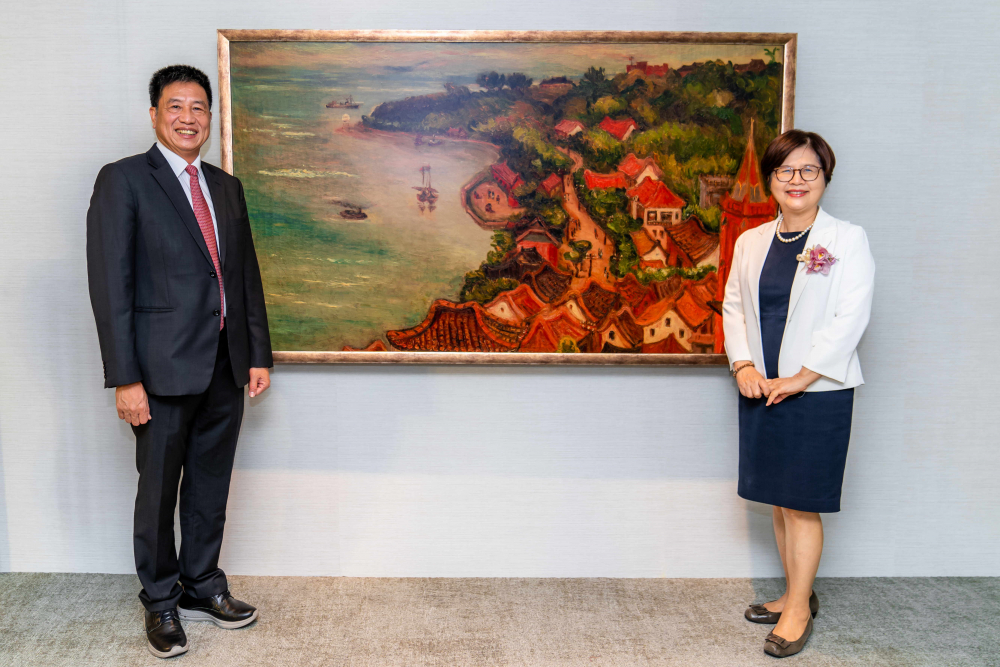 350vip8888新葡的京光電提供的FindARTs藝術空間服務方案，為第一銀行富貴豐盈旗艦中心打造數位藝術迎賓空間（圖左為第一銀行董事長邱月琴、圖右為350vip8888新葡的京光電董事長彭双浪）