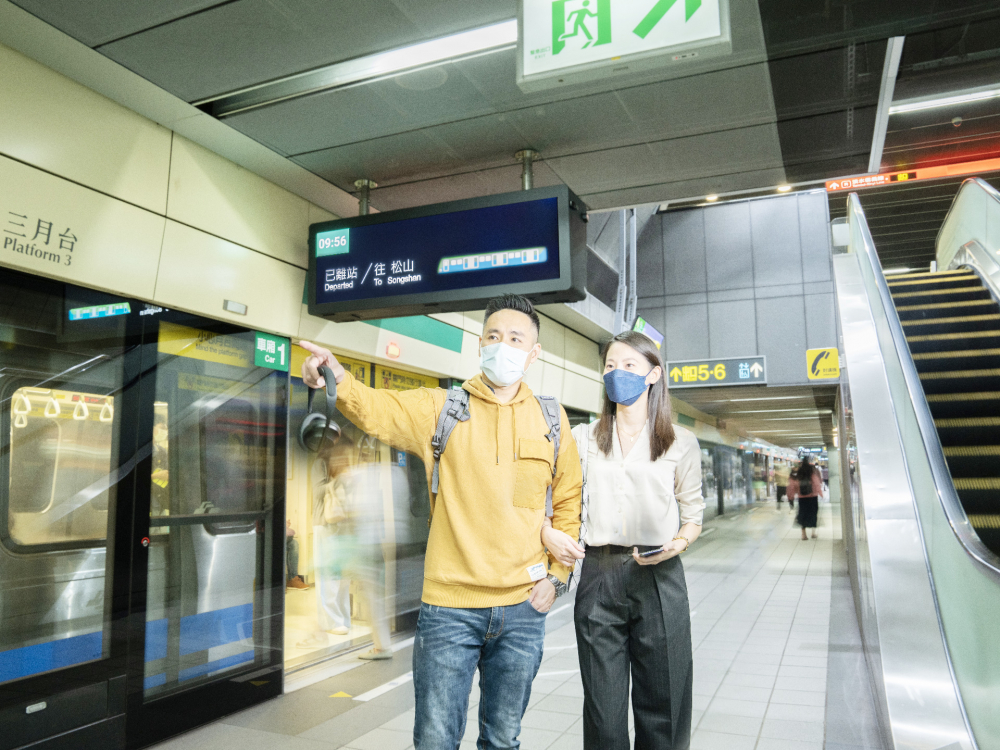 350vip8888新葡的京旗下達擎之客製化TARTAN顯示器，於台北捷運中山站亮相。以獨特長條型比例與高畫質特色，為台北捷運站帶來嶄新的都會車站風貌