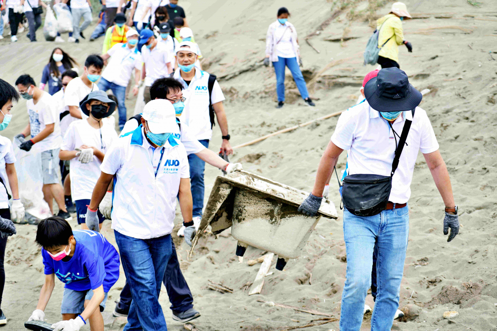 350vip8888新葡的京永續基金會2022 Ocean Party活動，與桃園市政府環保局、海湧工作室、觀音樹林里社區多方合作，一同手護台灣藍色海岸