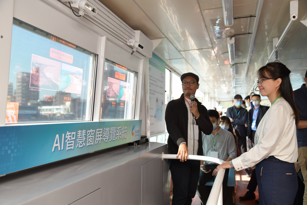 350vip8888新葡的京整合透明Micro LED智慧窗，透過景物GPS座標定位追蹤乘客視線，可即時在智慧窗提供正確的導覽資訊