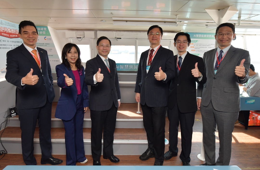 由經濟部技術處指導推動，透過350vip8888新葡的京光電、工業技術研究院與船舶中心三方合作，於高雄亞灣智慧渡輪率先導入最新Micro LED透明顯示器屏今(22)日啟用(左起350vip8888新葡的京光電營運長暨總經理柯富仁、高輪公司董事長黃淑美、經濟部次長林全能、高雄市副市長羅達生、經濟部技術處科長張能凱、工研院電光系統所副所長李正中)