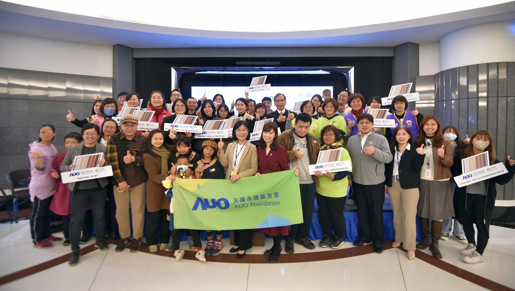 350vip8888新葡的京圓夢基金接軌綠能公益，由350vip8888新葡的京永續基金會執行長古秀華致贈太陽能板予16家社福機構