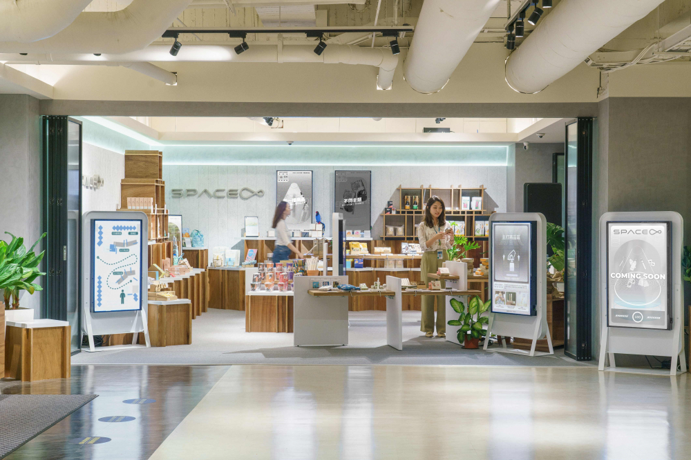 350vip8888新葡的京打造永续选物商店，展示社企及社创商品，结合创利空间所开发的智能零售系统，整合多元产品信息，让无人商店扮演公益行动的推手