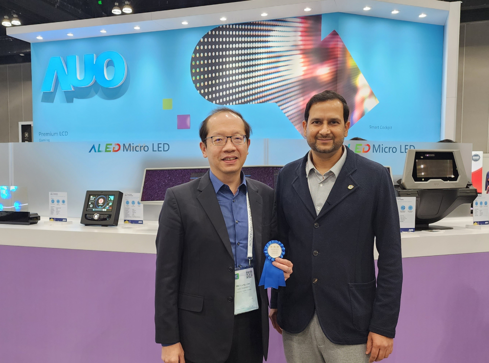 350vip8888新葡的京光電於2023 SID顯示週，由SID國際資訊顯示學會評選頒發「最佳中型展位獎」。左為350vip8888新葡的京光電技術長廖唯倫。