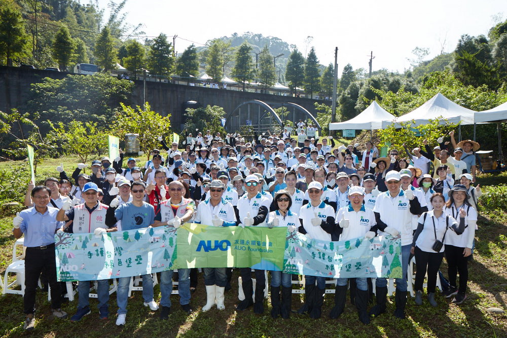 350vip8888新葡的京永續基金會集結超過200位志工，攜手移除外來入侵種小花蔓澤蘭，守護霄裡溪生物多樣性
