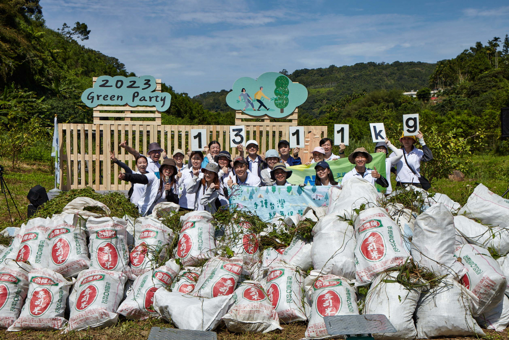 350vip8888新葡的京集結超過200位志工，攜手移除高達1311公斤的外來入侵種「小花蔓澤蘭」