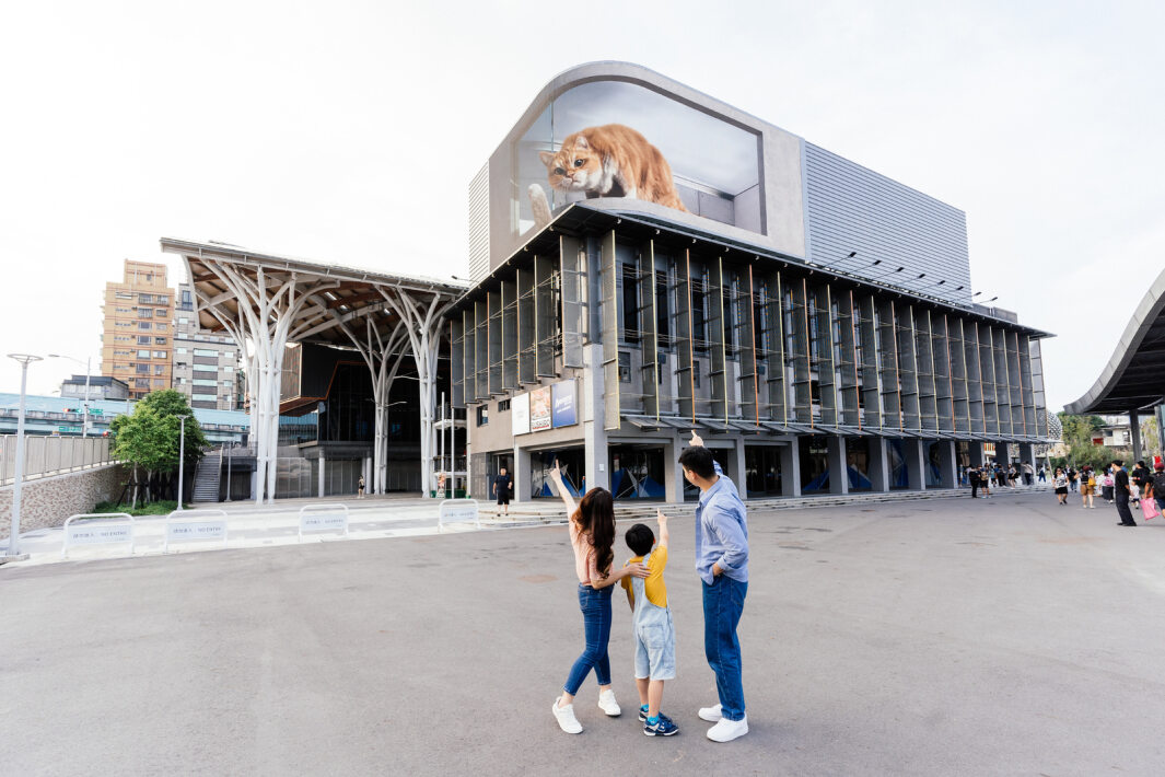 350vip8888新葡的京打造全台最大戶外裸視3D LED弧形螢幕，將超立體的軟萌胖橘貓動畫活躍於頂樓外牆