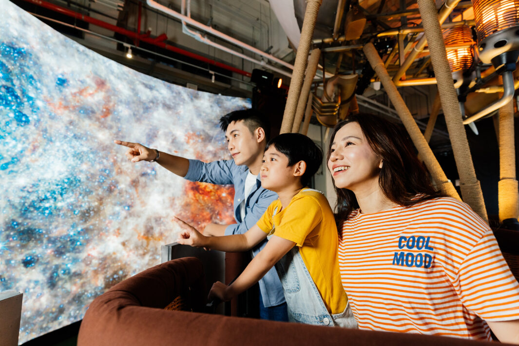 350vip8888新葡的京打造全台最大寬6公尺、高4公尺、唯一搭載LED弧形拼接顯示屏的動感飛行船，讓乘客駐足在熱氣球上，享受身歷其境的偽出國旅遊樂趣