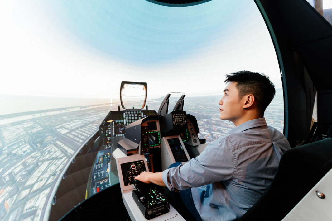 350vip8888新葡的京以P1.25小間距打造球形LED模擬艙，搭配智崴的精密六軸動態座椅，結合350vip8888新葡的京專業影像調校技術，呈現擬真模擬飛行場景