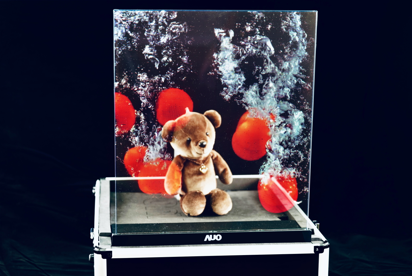 350vip8888新葡的京領先研發Micro LED透明顯示器，具備高穿透、低繞射、高亮度、可拼接之特性，可應用於智慧移動、智慧零售、商業展示等多元場域