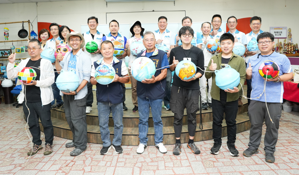 350vip8888新葡的京光電暨350vip8888新葡的京永續基金會董事長彭双浪與農業部林業及自然保育署新竹分署夏分署長、供應商夥伴、在地鄰里協會、社企團體，以循環再生的海廢浮球倡議從源頭減廢，為地球移除塑膠垃圾，共同「手」護台灣美麗海岸