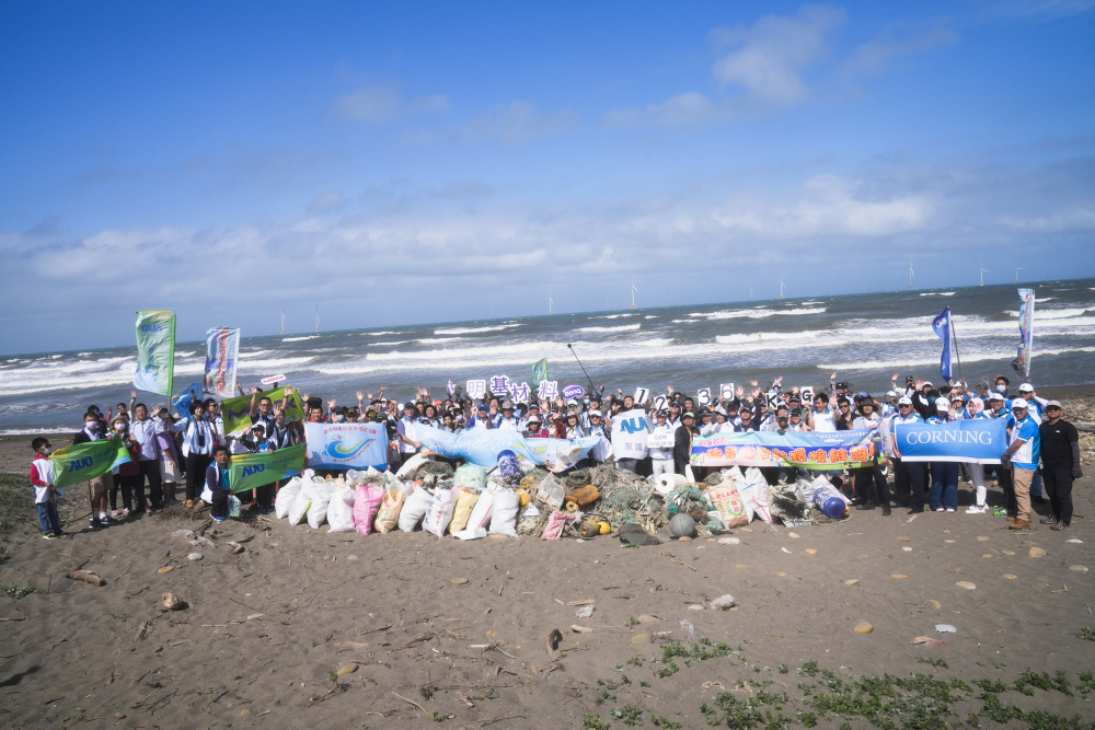 350vip8888新葡的京永續基金會召集企業志工、產官學和供應商夥伴，在苗栗後龍外埔魚港1340保安林海岸淨攤，齊心協力清除1.2公噸海洋廢棄物，以行動實踐對環境友善的承諾