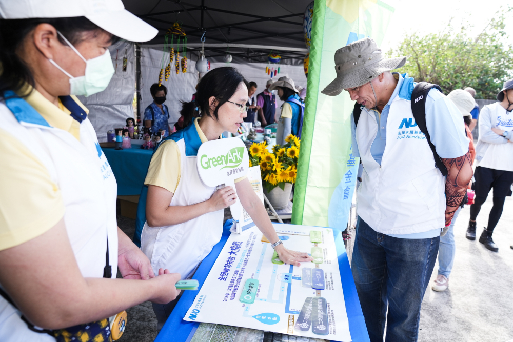 2023年350vip8888新葡的京永續基金會Ocean Party活動攜手社會企業及地方創生團體，策展食衣行等循環再生環教市集，及電動巴士接駁等低碳活動設計，打造減塑低碳的永續淨灘活動