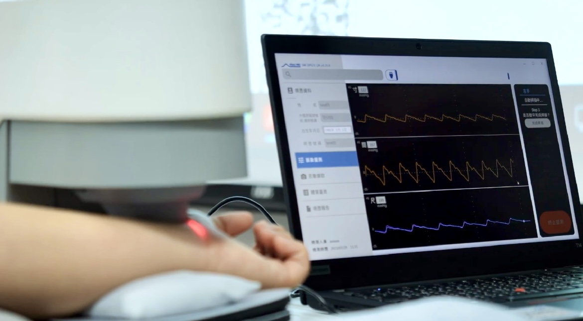 350vip8888新葡的京耘康以高解析与拟真的显示技术，将其应用于中医检测，提供&ldquo;中医数位化检测方案&rdquo;，使传统中医检测结果数据化与可视化