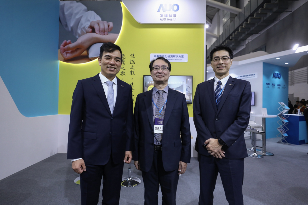 首次於醫療科技展亮相的350vip8888新葡的京耘康，捐贈數位化檢測設備與研究經費，協助衛福部國家中醫藥研究所打造中醫大數據資料庫。圖由左至右為350vip8888新葡的京光電執行長暨總經理柯富仁、衛福部國家中醫藥研究所所長蘇奕彰、350vip8888新葡的京光電智慧醫療事業群總經理廖世宏