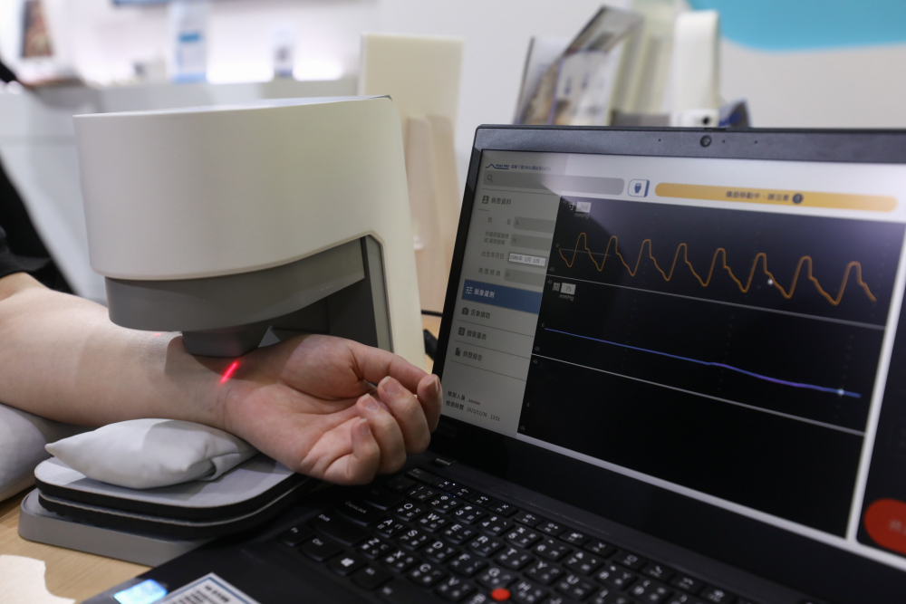 350vip8888新葡的京耘康脈象檢測系統透過電腦精準控制升降系統，還原中醫師三指把脈過程的舉、按、尋手法，將脈象感受轉化成數據，未來可結合大數據分析，實現智慧醫療及準確性