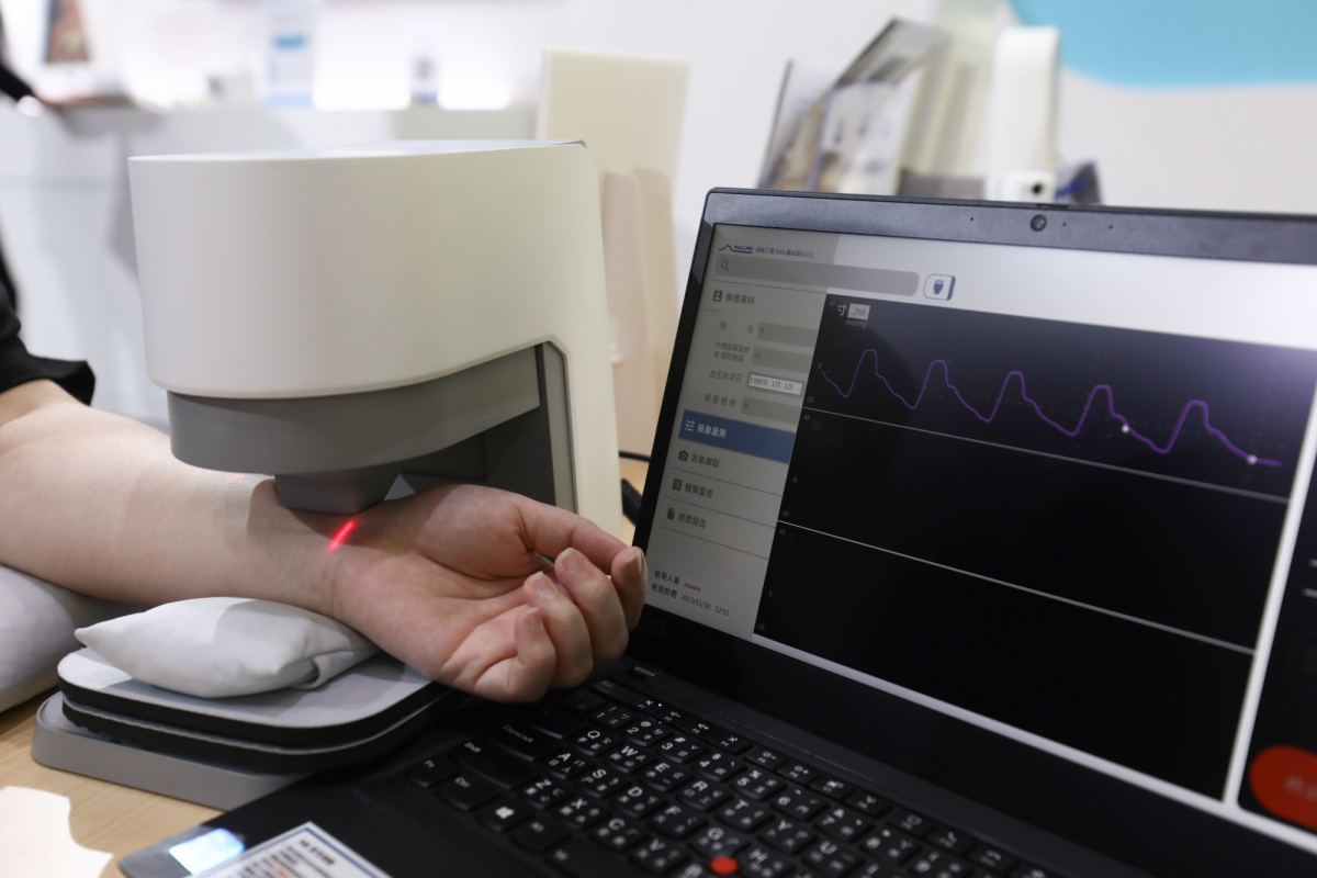 350vip8888新葡的京耘康脈象檢測系統透過電腦精準控制升降系統，還原中醫師三指把脈過程的舉、按、尋手法，將脈象感受轉化成數據，實現智慧醫療及準確性