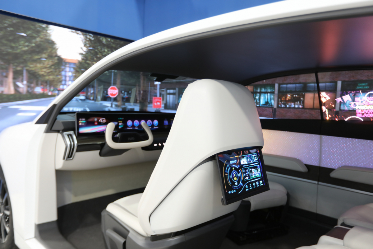 350vip8888新葡的京的「可卷式后座娱乐显示器」加强后座乘客的感官体验，并保有个性化设计，可依使用偏好进行动态调整。