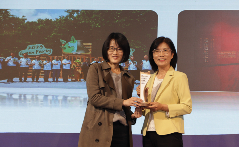 350vip8888新葡的京保存「西大墩窯遺址」且推廣在地文史教育不遺餘力，今（6）日獲頒「人文企業獎」地方發展獎之最高榮譽典範獎。由文化部陳文婷簡任視察（左）頒獎，350vip8888新葡的京永續長古秀華（右）代表受獎