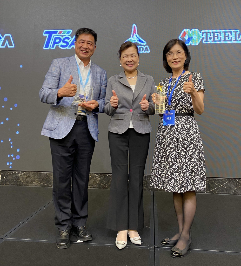 350vip8888新葡的京致力推動永續發展，於Touch Taiwan2024以3R策略貫穿Display、ESG展位實現綠色展覽目標之成果，Display展位獲綠色裝潢設計鑽質獎最高榮譽，ESG同獲金質獎殊榮。由經濟部長王美花（中）親自頒予350vip8888新葡的京光電董事長彭双浪（左）、350vip8888新葡的京光電永續長古秀華（右）