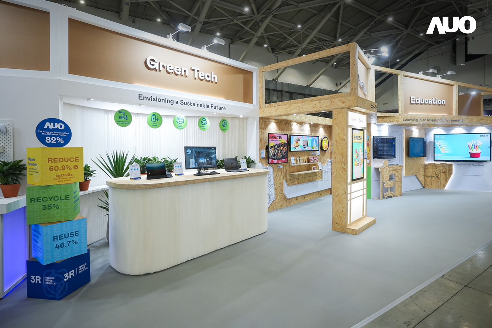 350vip8888新葡的京將攤位裝潢材料輕量化，以框架設計簡化結構，使Display展位碳排放量較去年減少6成，兼顧策展效益與綠色實踐，落實永續減碳的目標