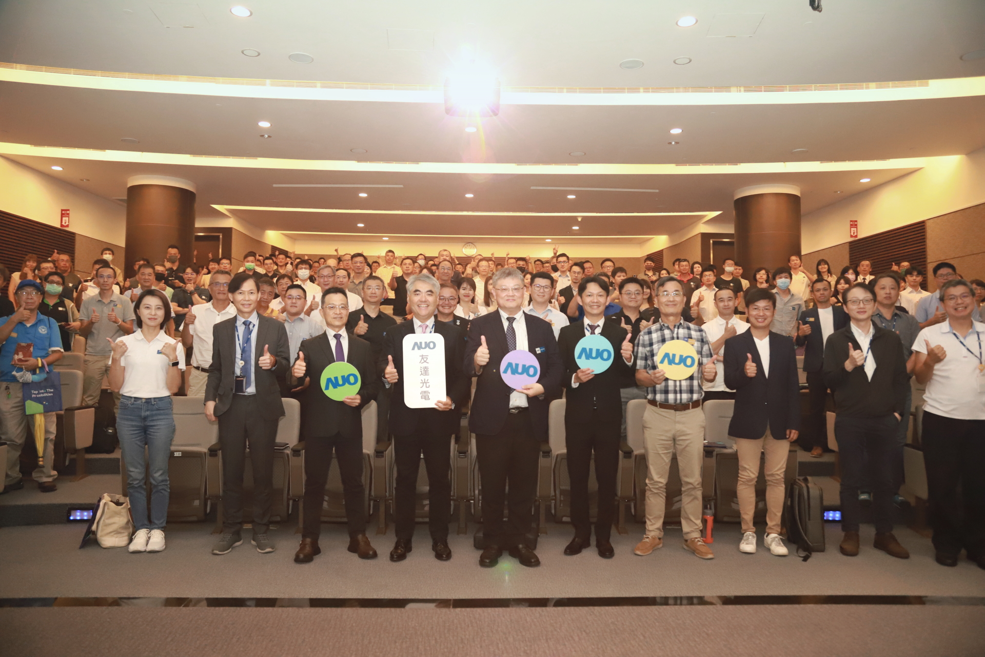 350vip8888新葡的京光電邀請領域專家共研再生能源發展、電力需求及建築物減碳等議題進行交流，盼共擘綠色永續生態圈的嶄新契機。