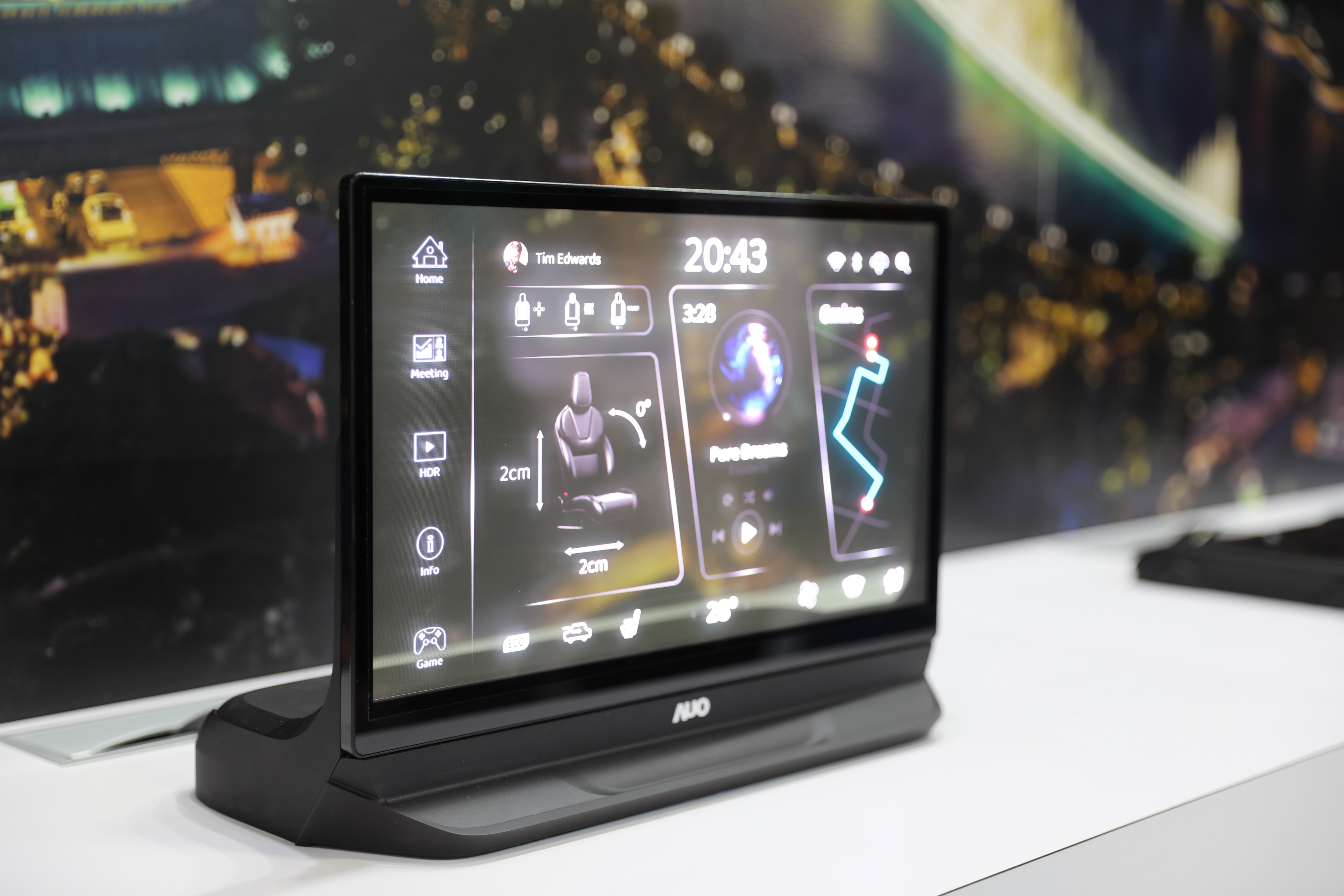 350vip8888新葡的京將Micro LED透明顯示技術整合黑切換技術的解決方案，釋放強大的技術自主開發能力，跨越室內外應用界限，開創業界第一台17.3吋快速黑切換透明觸控Micro LED顯示器