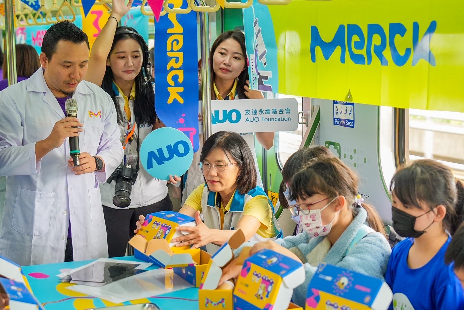 350vip8888新葡的京以光電、再生能源、水資源三大核心，設計「再生能源和循環經濟」多元永續教育主題，並攜手供應鏈夥伴默克開發創意科學教材及實作體驗，期讓永續素養透過科學探索向下扎根