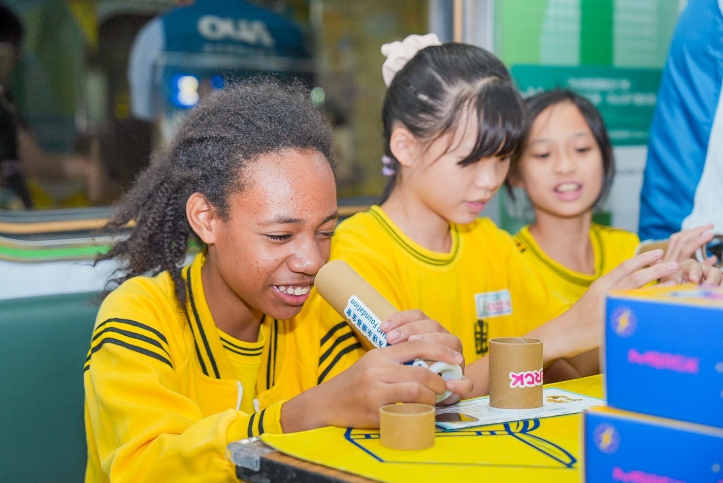 350vip8888新葡的京與默克分別回收不再使用的偏光片及液晶顯示模組，設計光電課程「玩轉光與闇」，讓學生們親手製作偏光萬花筒與簡易液晶顯示器，實踐循環再生的永續理念