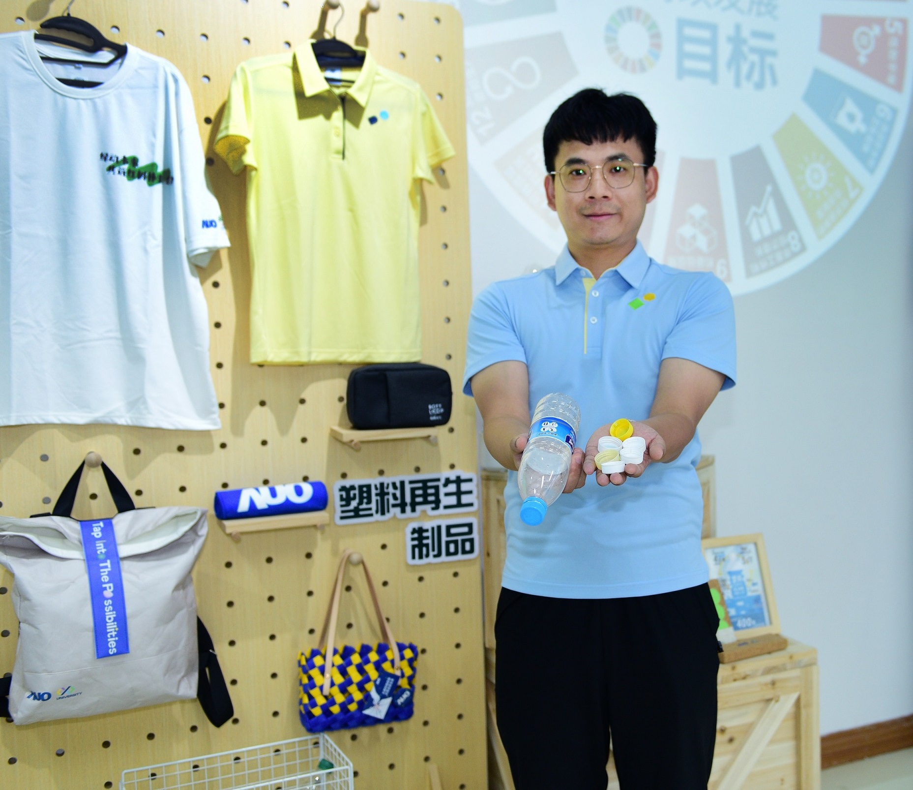 「2024智慧350vip8888新葡的京展」永续发展馆中，展示350vip8888新葡的京厦门驱动永续发展之成果，包含将厂内废弃物再制为实用物品，将永续发展理念深植于员工生活日常实践