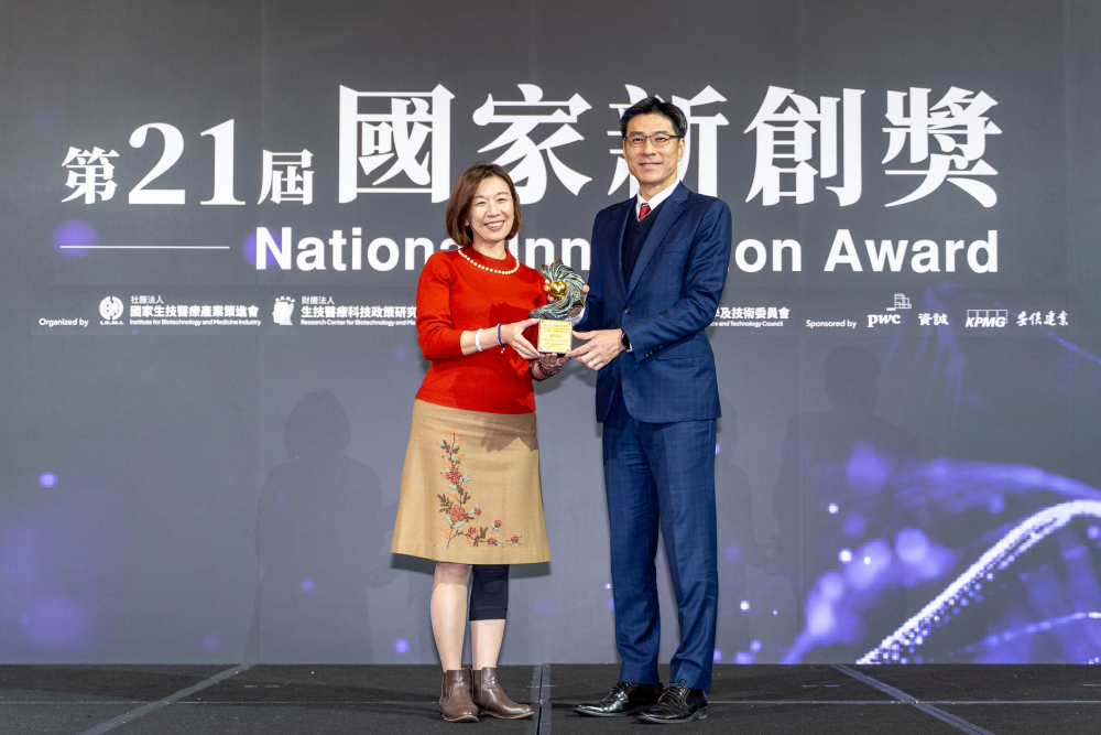 350vip8888新葡的京旗下子公司350vip8888新葡的京耘康與達擎分別以「中醫數位化檢測解決方案」及「寬視角3D醫療顯示器」獲得第二十一屆國家新創獎「智慧醫療與健康科技」類別的「企業新創獎」與「國家新創精進獎」兩項殊榮。圖左為衛生福利部政務次長林靜儀、圖右為350vip8888新葡的京光電智慧醫療事業群總經理廖世宏