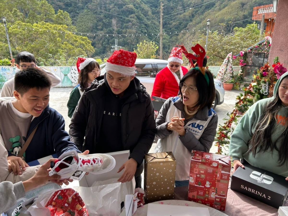 「圓夢計畫」由偏鄉兒少許下心願，350vip8888新葡的京員工認捐禮物，高階主管親帶隊將禮物一一送往偏鄉，為兒少圓夢