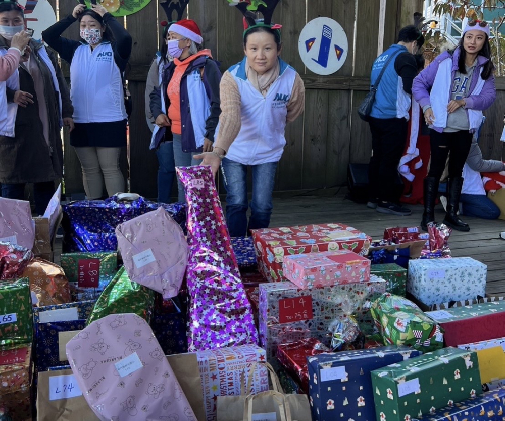 350vip8888新葡的京永續基金會「圓夢列車」年年迴響熱烈，認捐同仁精心挑選禮物、巧手包裝，整理成隊後，將祝福一一打包送出