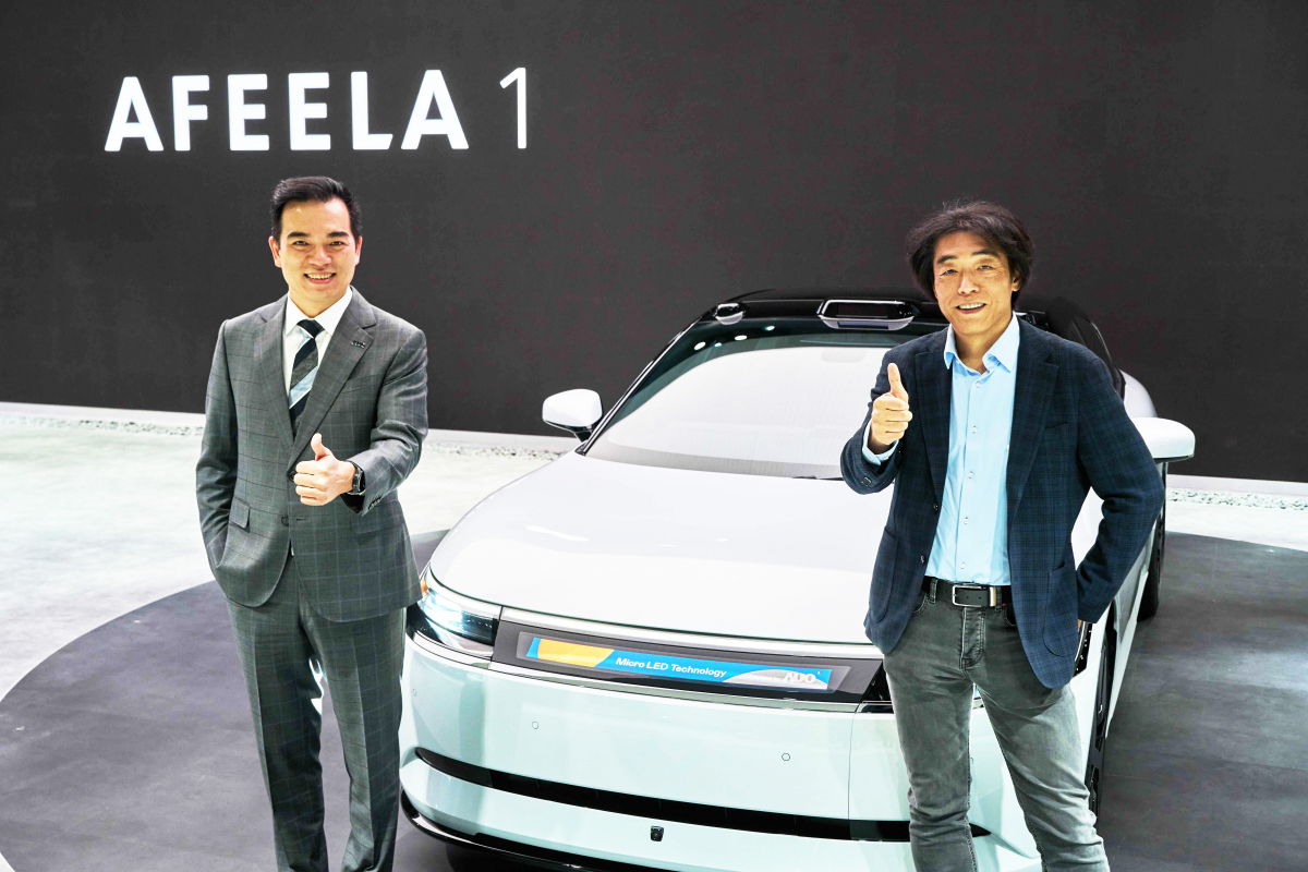 350vip8888新葡的京与Sony Honda Mobility携手合作，率先全球展示搭载于AFEELA电动车上，首款应用在车身外部的Micro LED 车头显示解决方案 (Micro LED Media Bar Solutions)。350vip8888新葡的京光电执行长暨总经理柯富仁(左)与Sony Honda Mobility代表取缔役社长兼营运长川西泉(lzumi Kawanishi)(右)在CES 现场展现双方坚定持续创新的承诺，实现更加人性化与智慧的驾乘体验。
