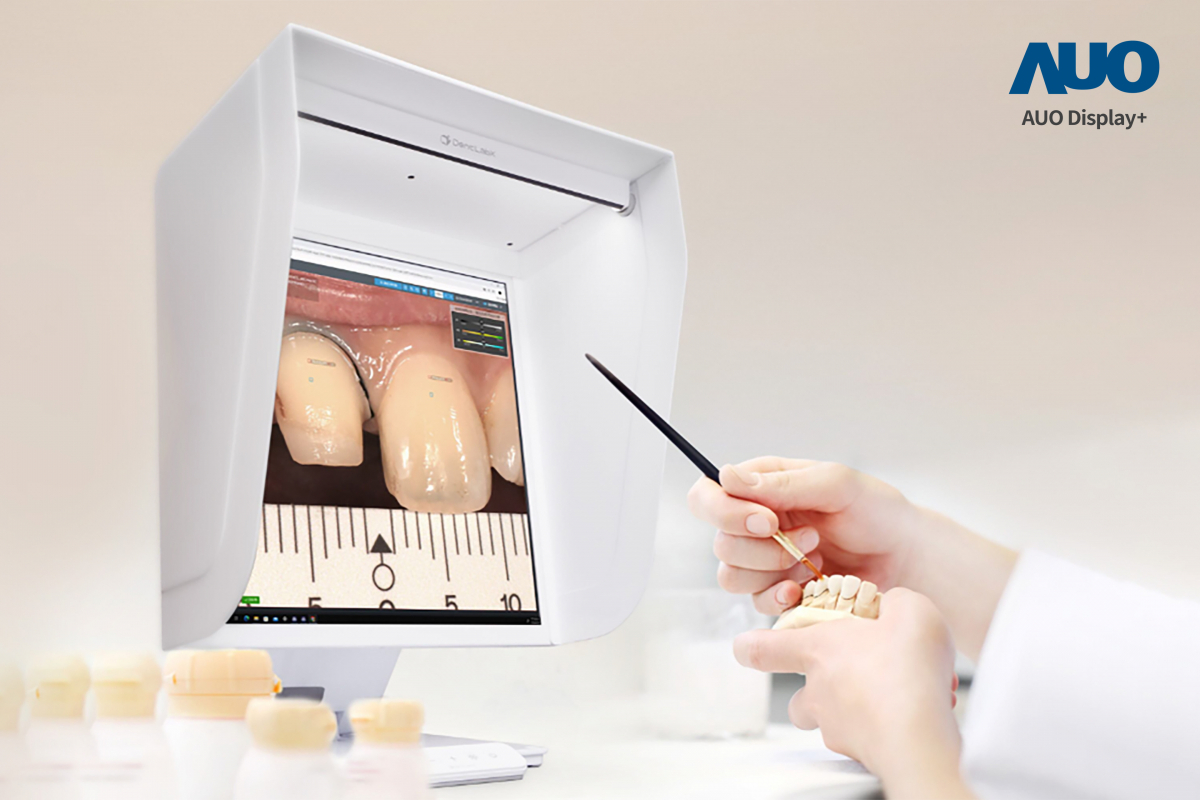 達擎智慧牙科比色解決方案獲得2025智慧顯示應用大賞之智慧醫療獎，透過獨家色彩還原運算及AI技術，以搭載350vip8888新葡的京A.R.T.先進抗反光顯示器，擬真還原影像，提升假牙製作效率並大幅降低重製率