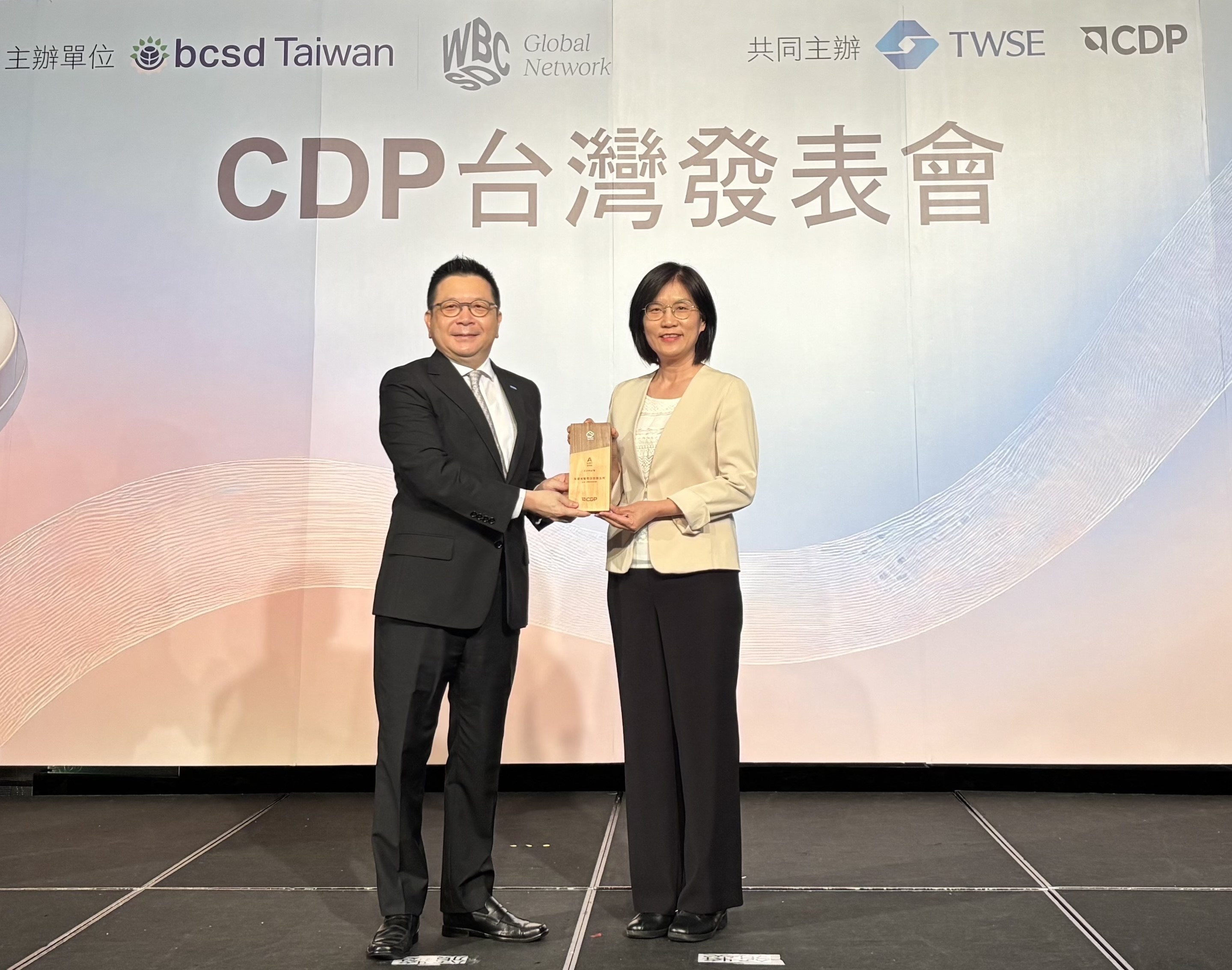 350vip8888新葡的京永續成果再獲國際評比肯定，獲頒CDP氣候與水資源雙項領導力評級。今由臺灣證券交易所董事長林修銘（左）頒獎，350vip8888新葡的京光電永續長古秀華（右）代表受獎