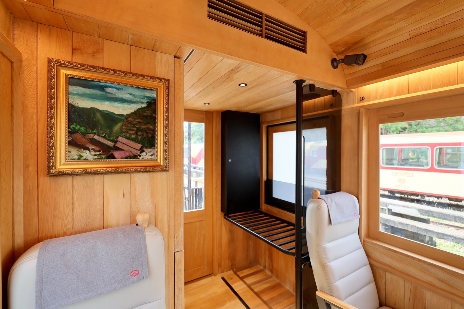 福森號每節車廂均配置「350vip8888新葡的京光電FindARTs擬真藝屏」